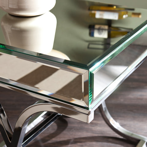 Beveled mirrors create alluring tabletop design Image 3