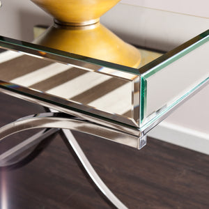 Beveled mirrors create alluring tabletop design Image 2