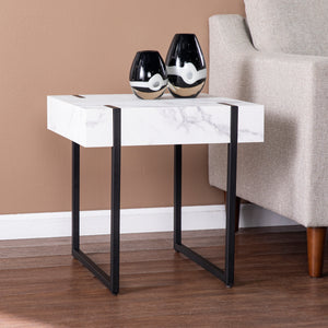 Square side table Image 1
